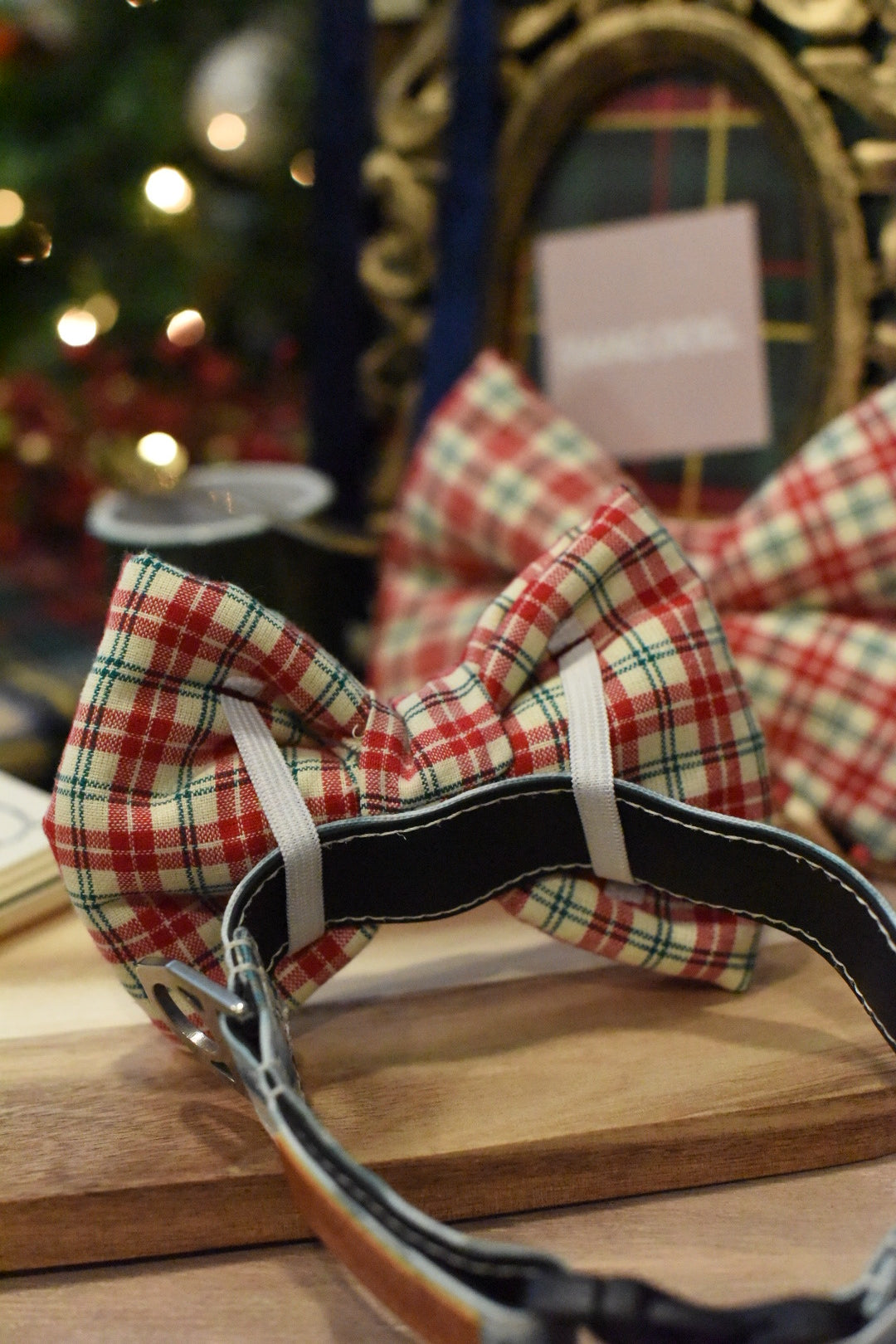 Mistletoe velvet - Over the collar dog bow