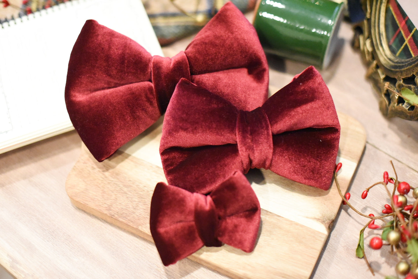 Mistletoe velvet - Over the collar dog bow