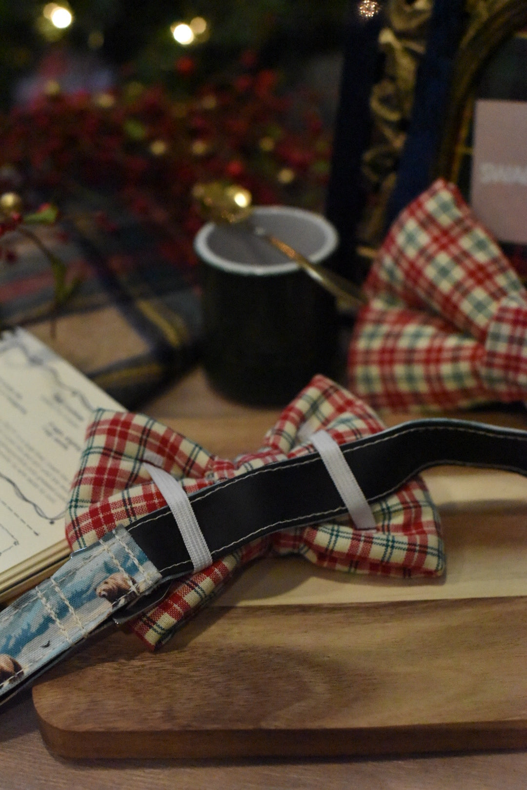 Mistletoe velvet - Over the collar dog bow